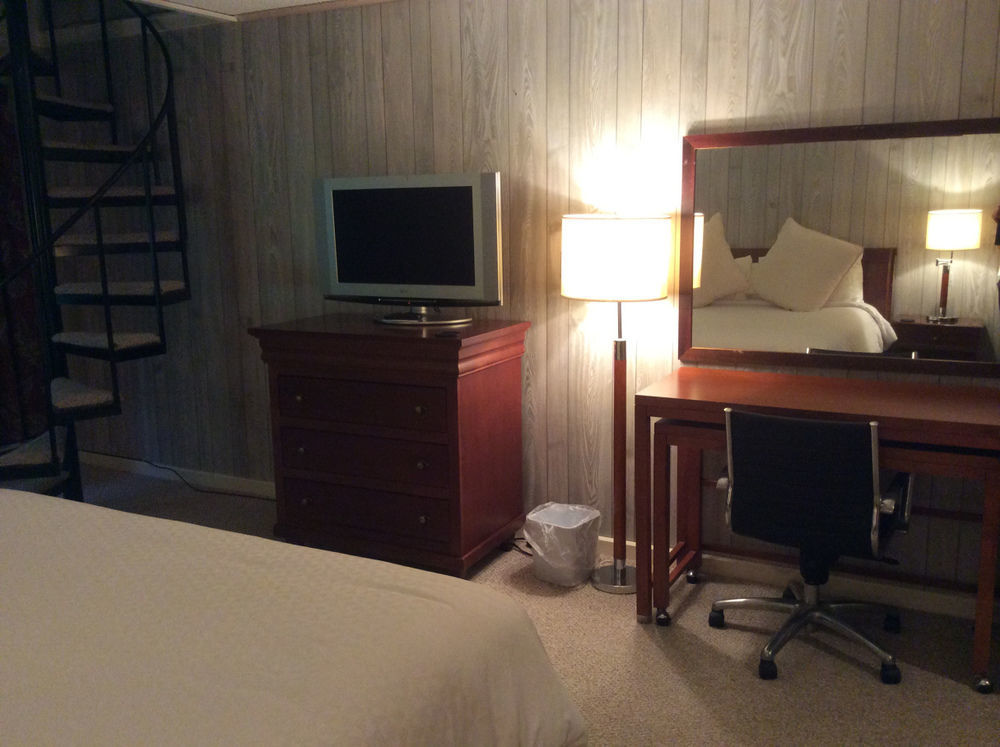Evergreen Valley Inn Stoneham エクステリア 写真